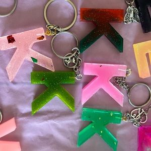 Resin letter keychains come in various colors